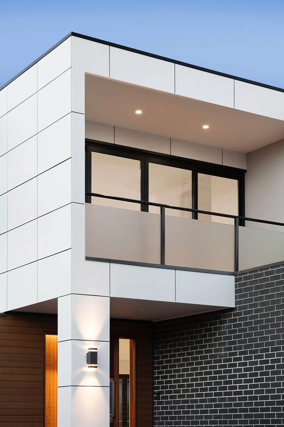 لقطة خارجية لمبنى سكني حديث بمرافق ترفيهية